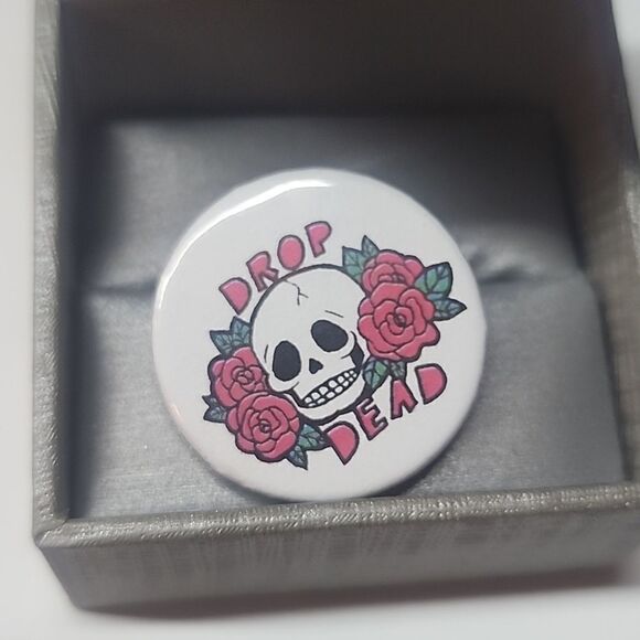 No Brand Jewelry - Drop Dead Button Pin Skull Red Roses
